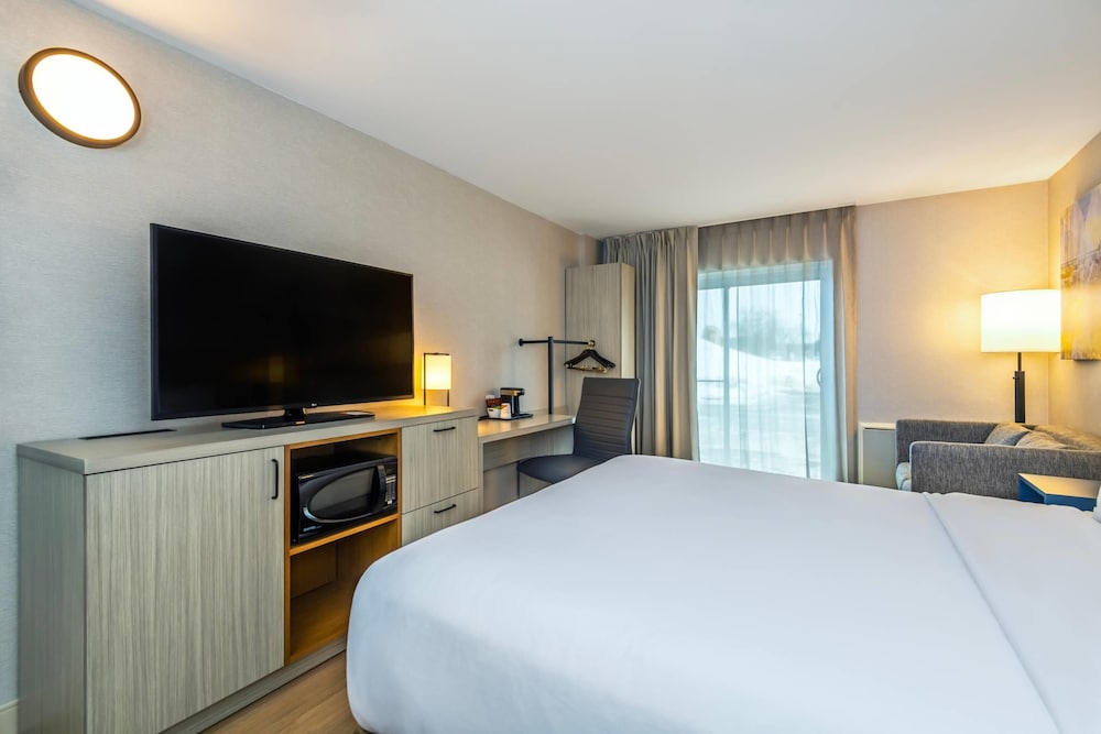 Room, 1 King Bed, Non Smoking (Upgrade) - Photo 3