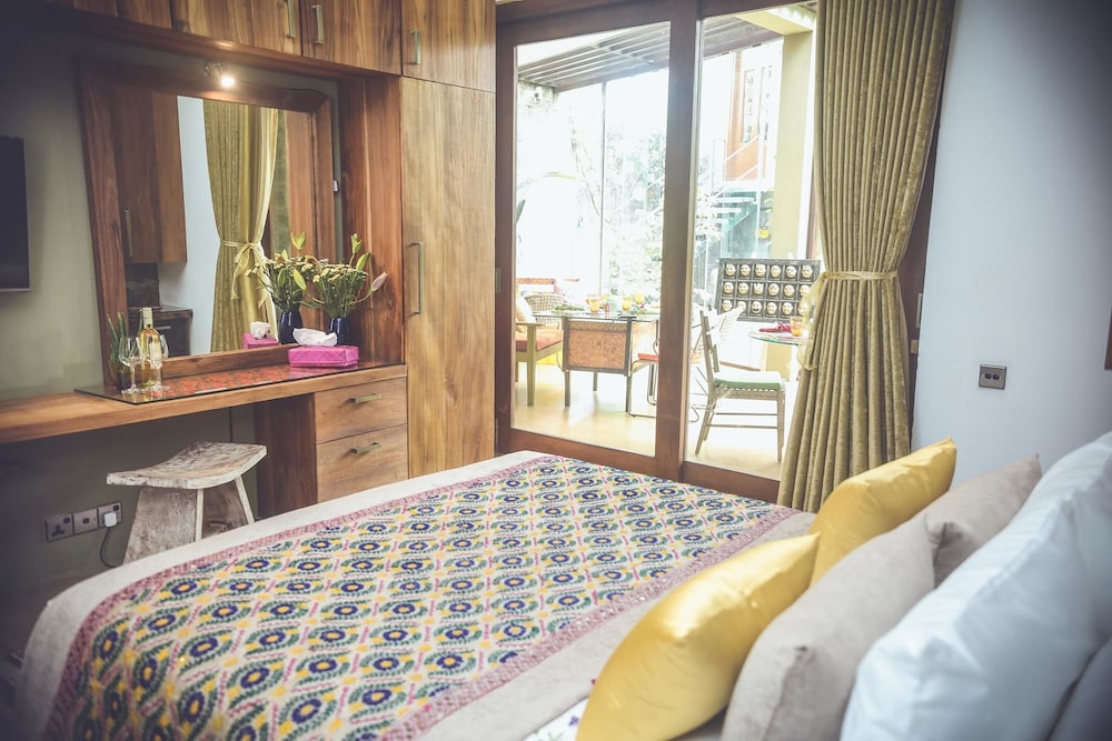 Junior Suite, 1 Queen Bed, Garden View, Courtyard Area photo 2