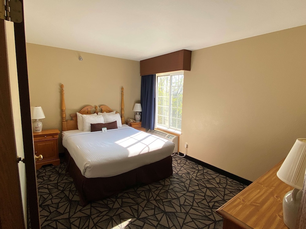 Suite, 2 Queen Beds, Non Smoking, Refrigerator & Microwave (with Sofabed) - Photo 1
