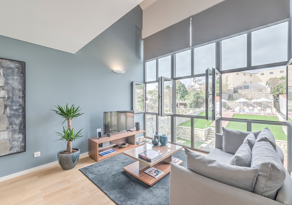 Premium Loft, 1 Queen Bed, Pool Access, Pool View