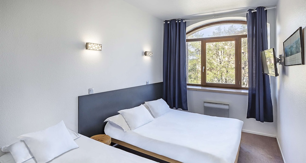 Standard Apartment, Multiple Beds, Non Smoking (Shower Only) - Photo 4