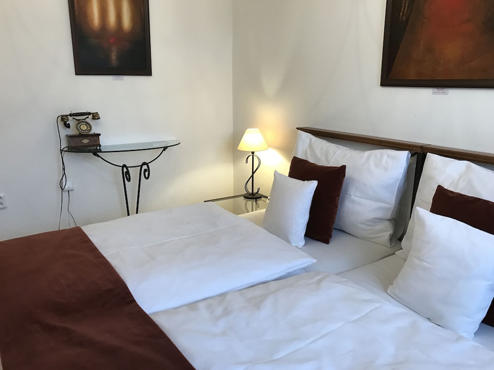 Deluxe Suite (Suite 004)