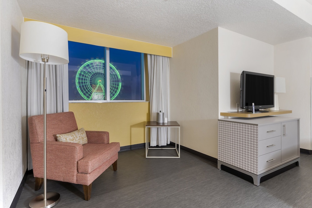 Premium Room, 1 King Bed with Sofa bed thumbnail 6