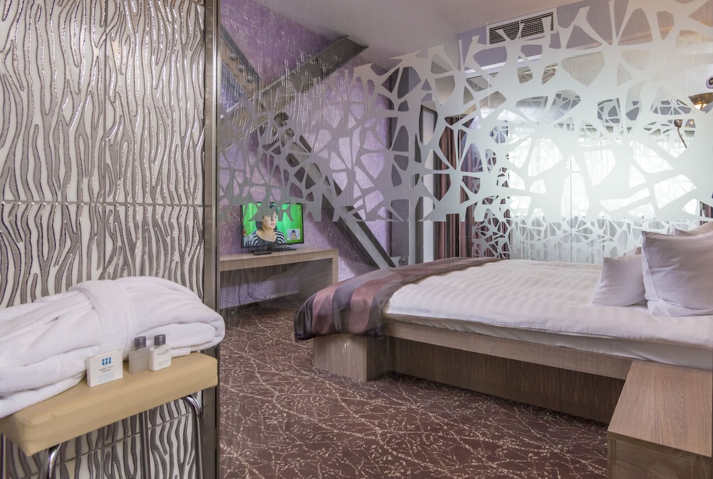 Suite - Photo 3