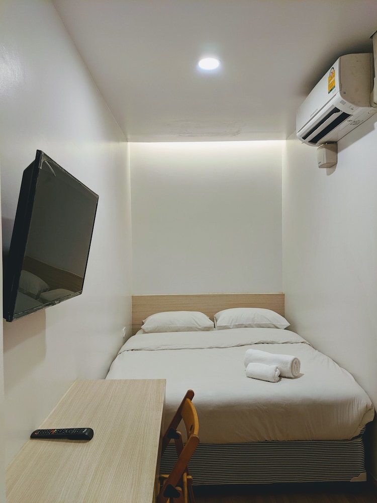 Standard Room, 1 Queen Bed, Non Smoking, Private Bathroom photo 2
