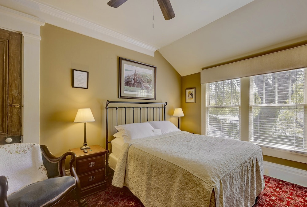 Classic Room, 1 Queen Bed, Courtyard View