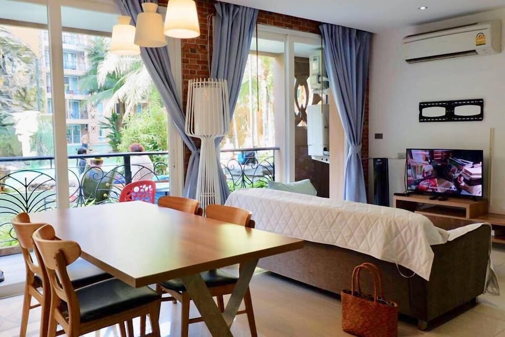 Family Condo, 2 Bedrooms, 2 Bathrooms, Poolside photo 1