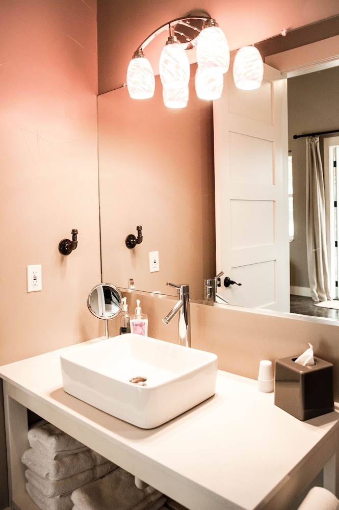 Standard Studio, 1 King Bed, Kitchenette photo 3