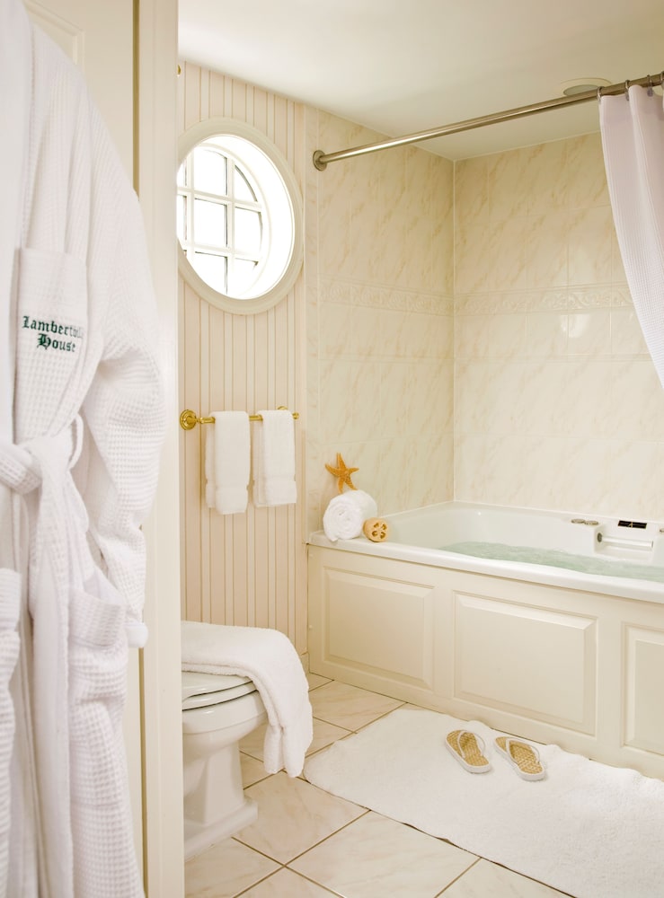 Luxury Queen Room With Balcony - Photo 3