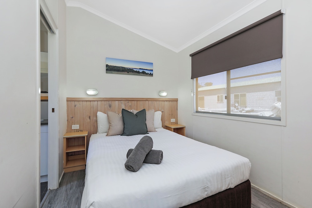 Deluxe Cabin - Sleeps 5 - Dog Friendly photo 2