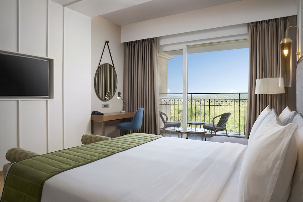 Premium Room, 1 King Bed, Balcony - Photo 1