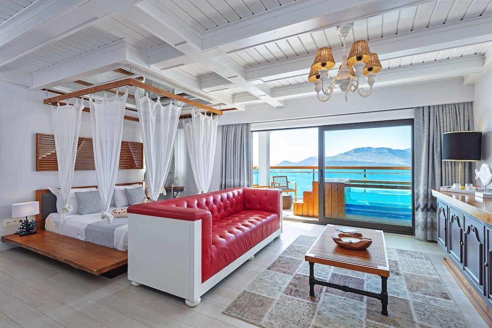 Honeymoon Suite, Jetted Tub photo 2