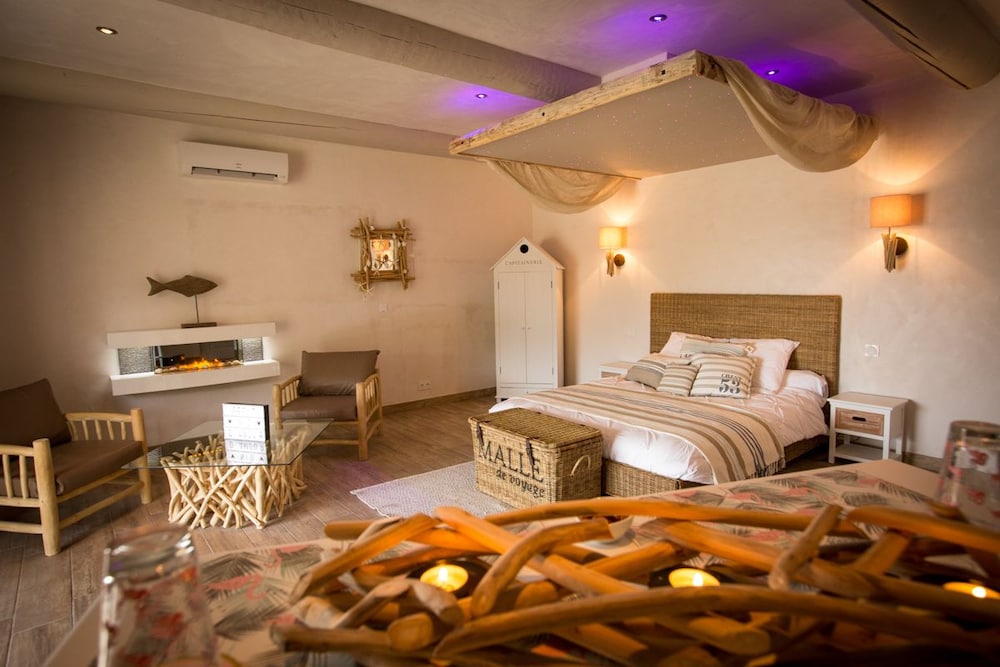 Romantic Suite, Hot Tub (La Paillote)