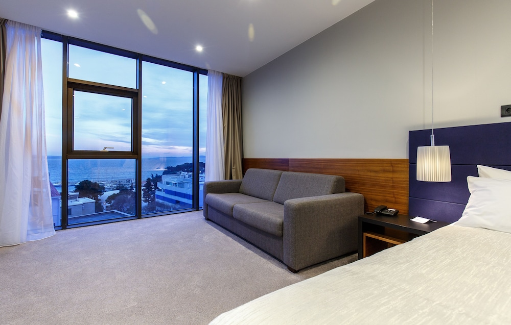 Deluxe Triple Room (sea side view)