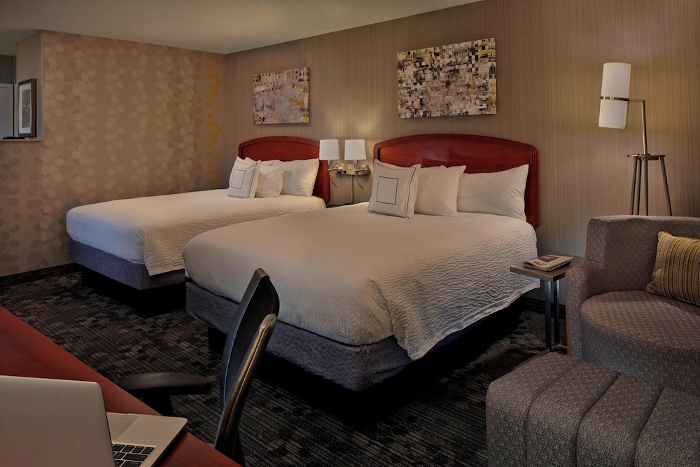 Room, 2 Queen Beds (Mobility/Hearing Accessible, Tub) - Photo 1