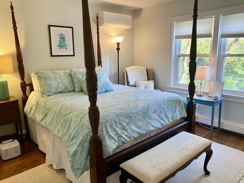 Deluxe Suite, 1 Queen Bed, Garden View photo 1