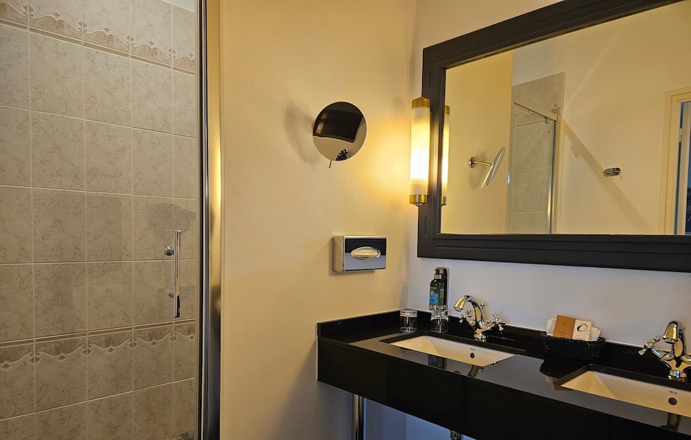 Chambre Familiale sur cour - Photo 4