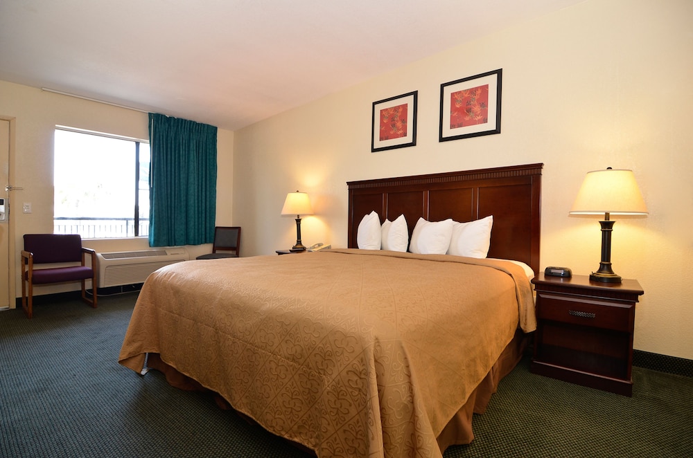 Standard Room, 1 King Bed, Non Smoking - Photo 13