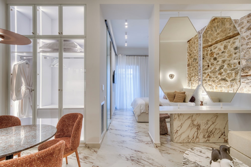 Deluxe Suite, City View
