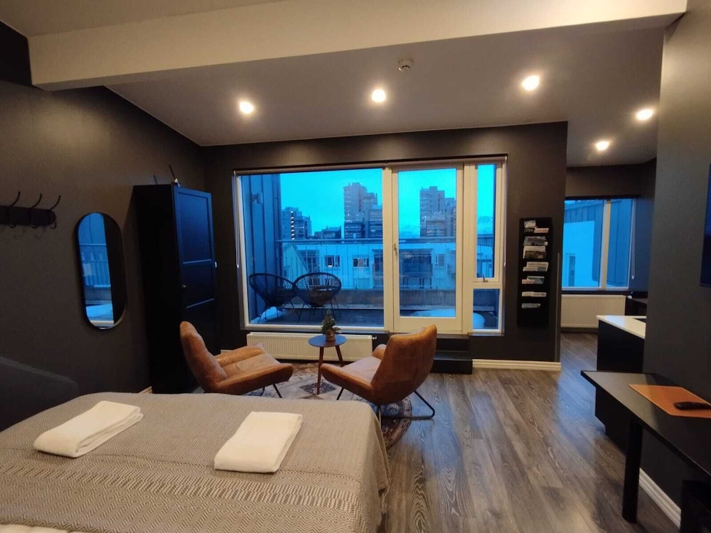 Penthouse Studio with Balcony and Kitchenette photo 3