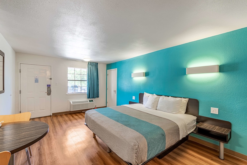 Deluxe Room, 1 Queen Bed, Non Smoking, Refrigerator & Microwave photo 3