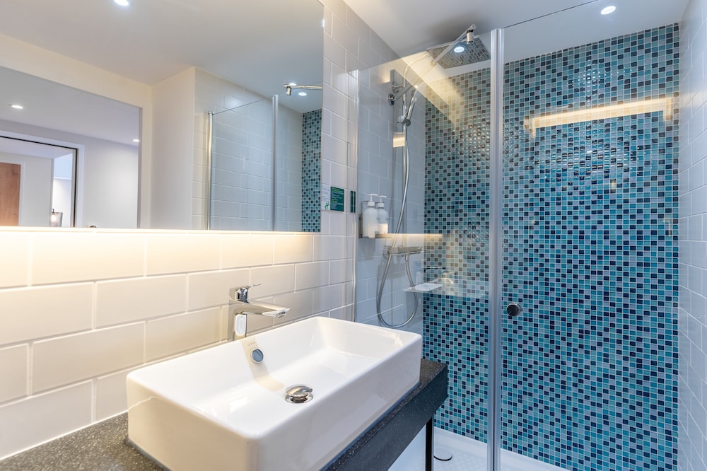 Standard Room, 1 Queen Bed, Accessible Bathtub photo 3