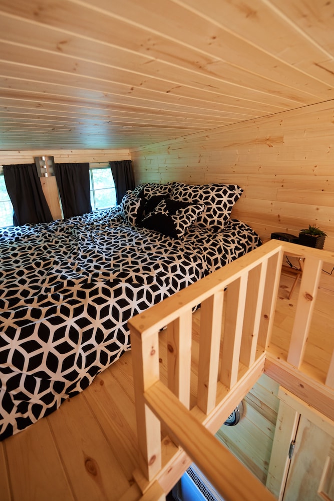 House, 1 Queen Bed, Kitchenette (Henry Tiny House) photo 3