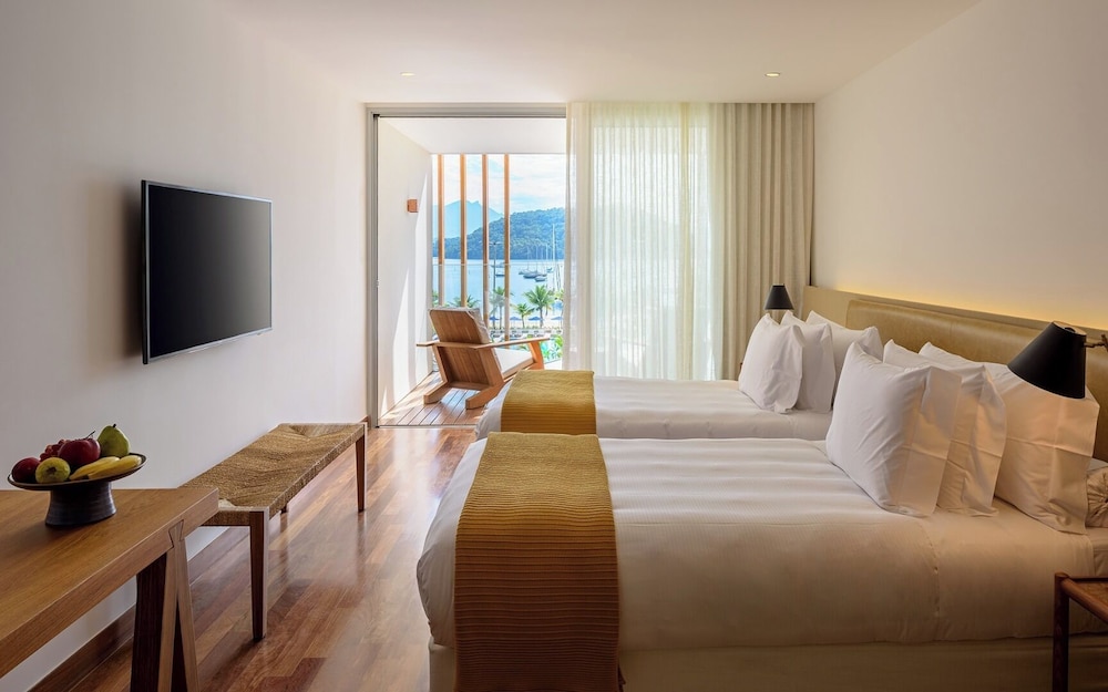 Quarto superior, 2 camas de solteiro, vista parcial para o oceano