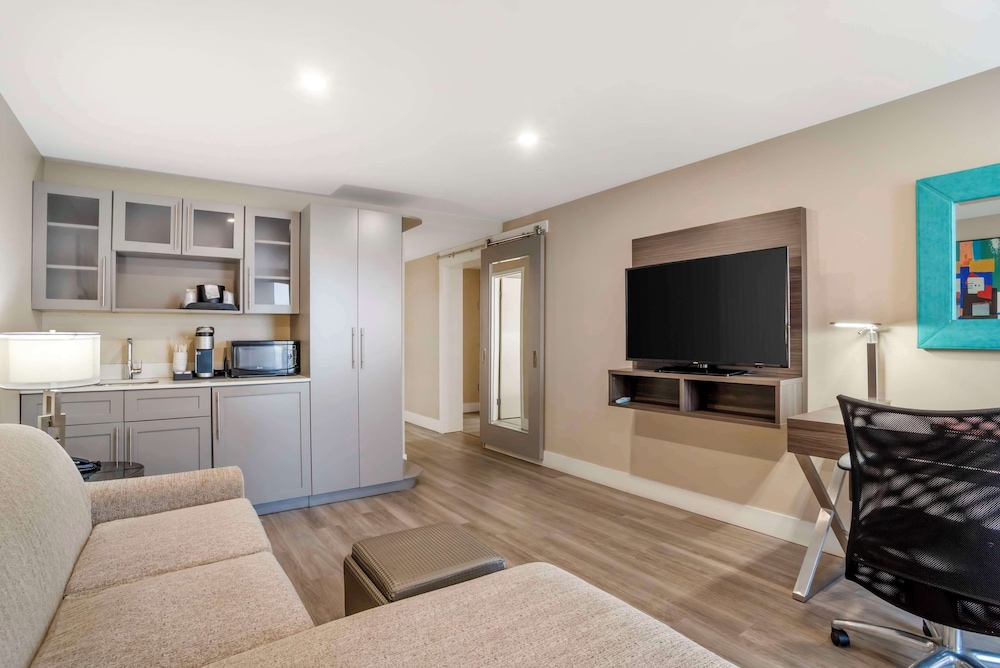 Suite, 2 Queen Beds, Non Smoking, Refrigerator & Microwave (with Sofabed) - Photo 1