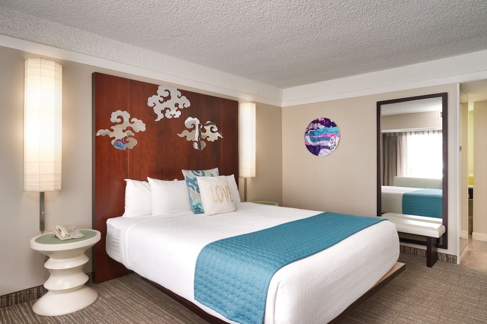 Standard Room, 1 King Bed, Pool View - Photo 5