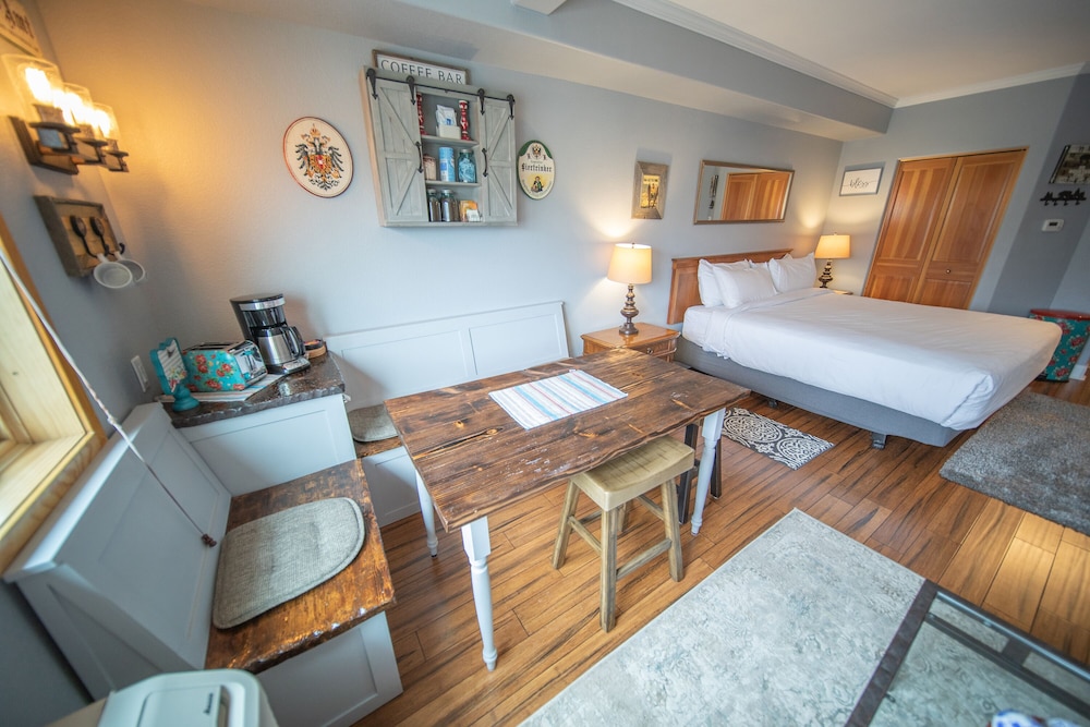 Design Studio, 1 King Bed with Sofa bed, Kitchen, Valley View (Gateway Lodge 5084) photo 1