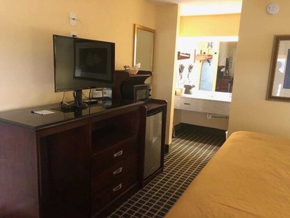 Room, 1 King Bed, Accessible, Smoking photo 3