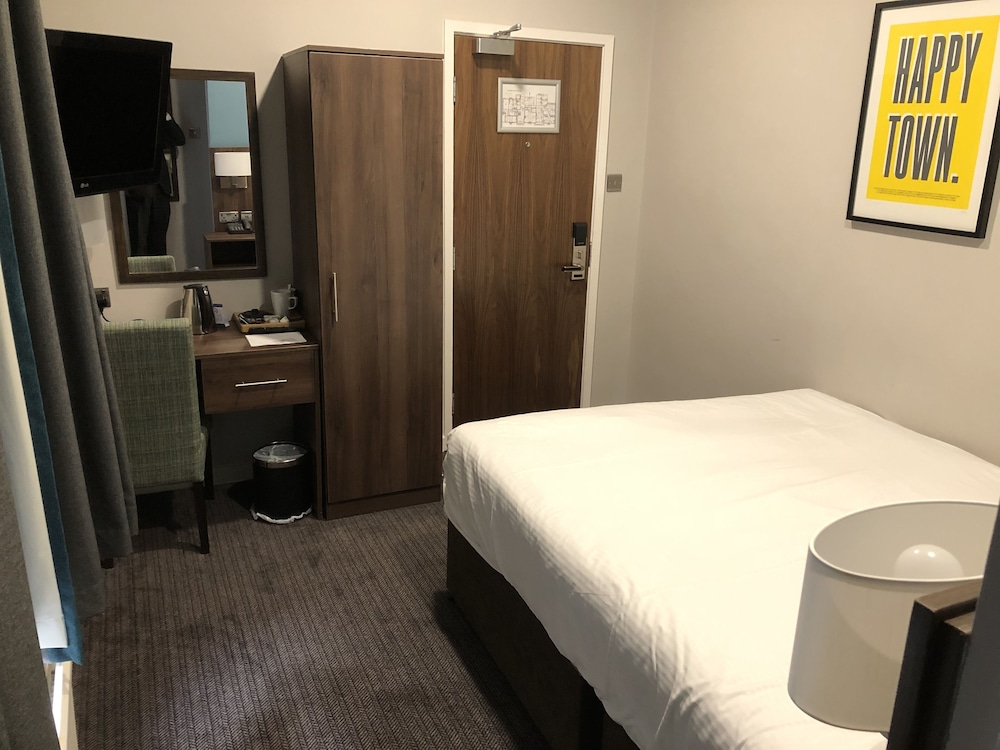 Standard Room, 1 Double Bed, Non Smoking (Small Room) photo 3