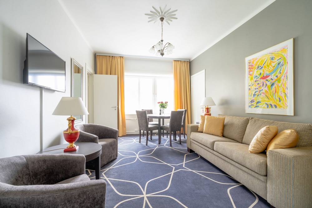 Suite, 1 Bedroom - Photo 3