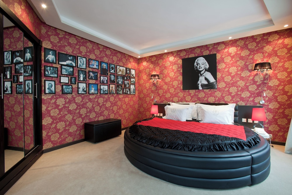 Prestige Suite with Balcony - Photo 8
