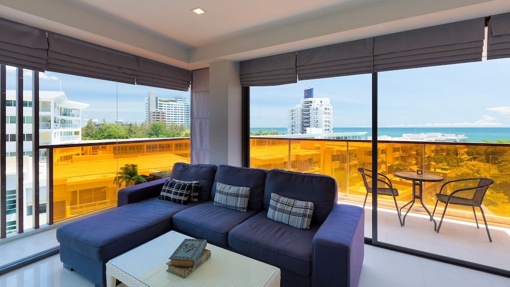 1-Bedroom Grand Suite-Front Sea View photo 2