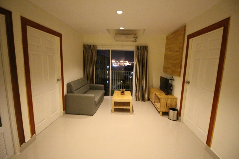 Basic Suite, Multiple Beds, Non Smoking