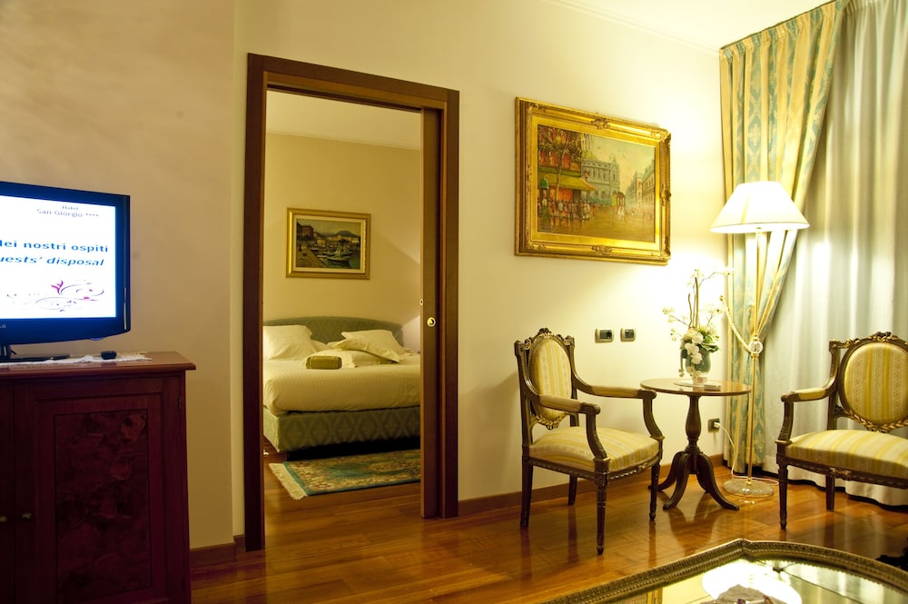 Executive Suite, Jetted Tub - Photo 3