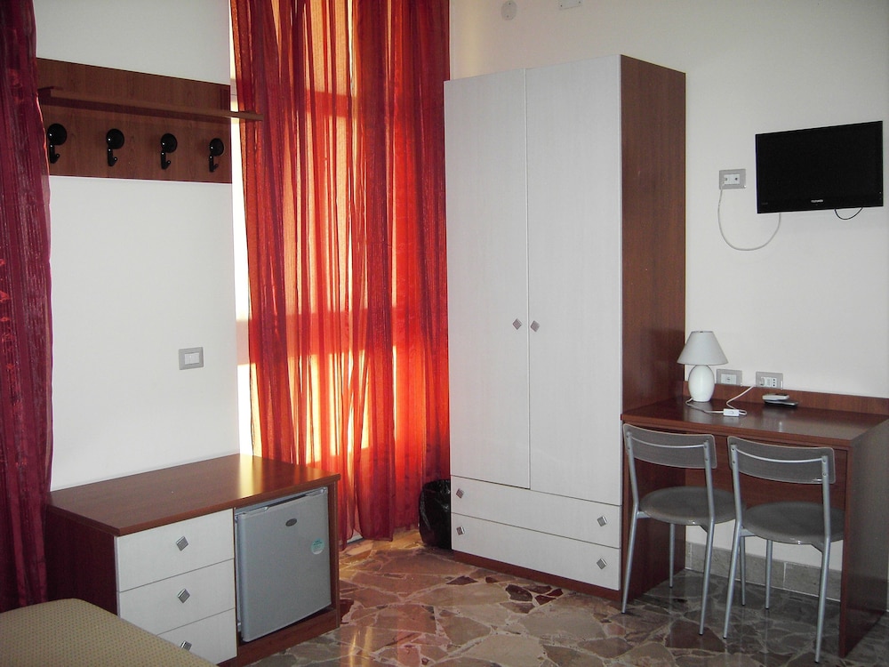 Standard Triple Room, Accessible photo 3