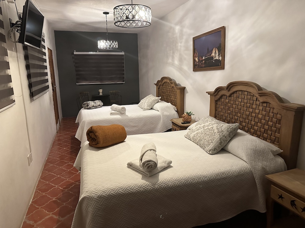 Classic Quadruple Room, 2 Queen Beds, Ensuite, City View