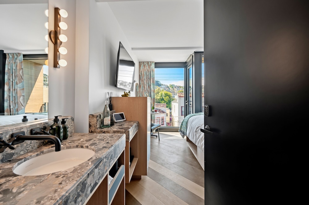 Classic Room (Self Check-in with Virtual Front Desk) thumbnail 5