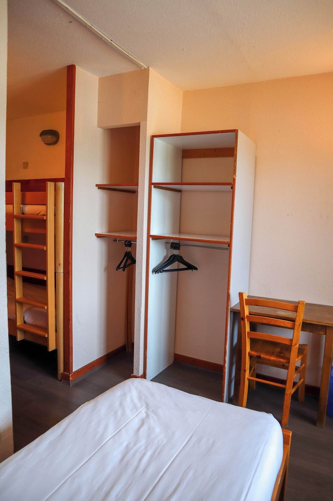 Economy Triple Room photo 3