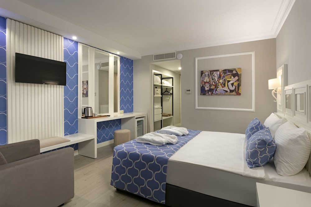 Hotel Room - Photo 1