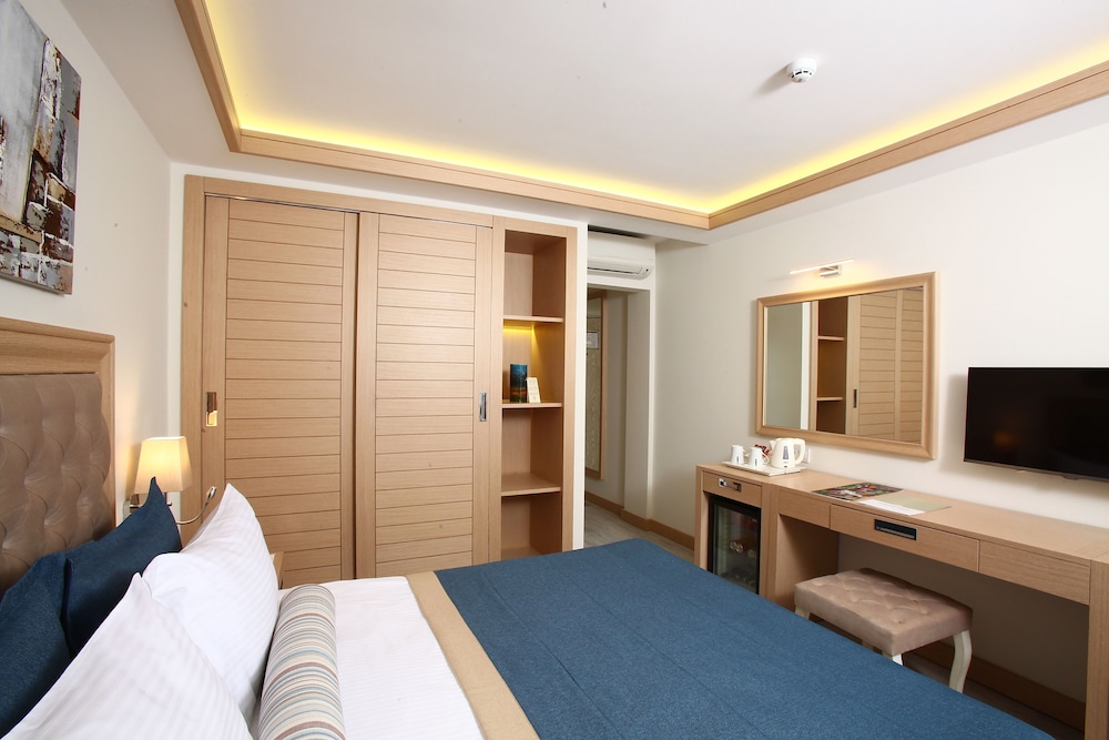 Queen Guest Room