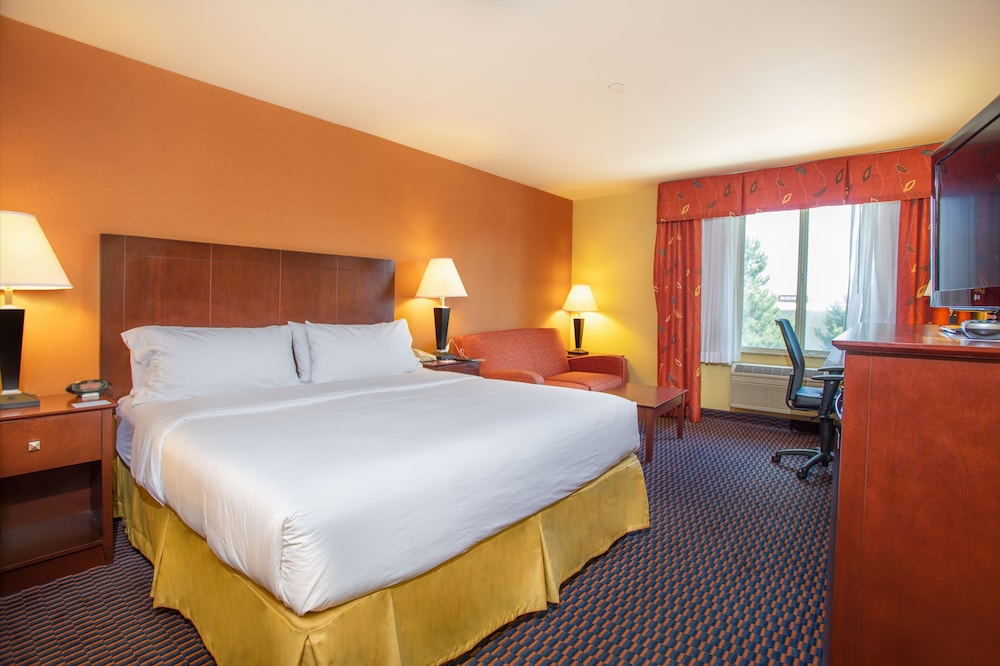 Suite, 1 King Bed, Jetted Tub - Photo 4