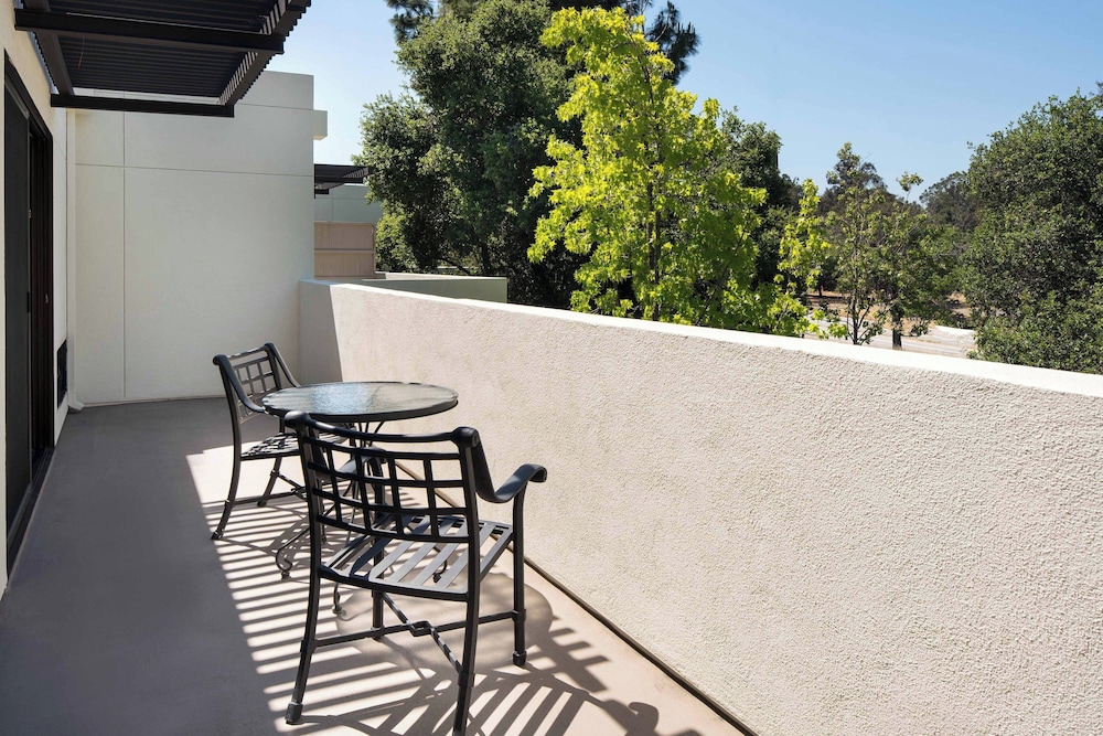 Suite, 1 Bedroom, Balcony - Photo 2