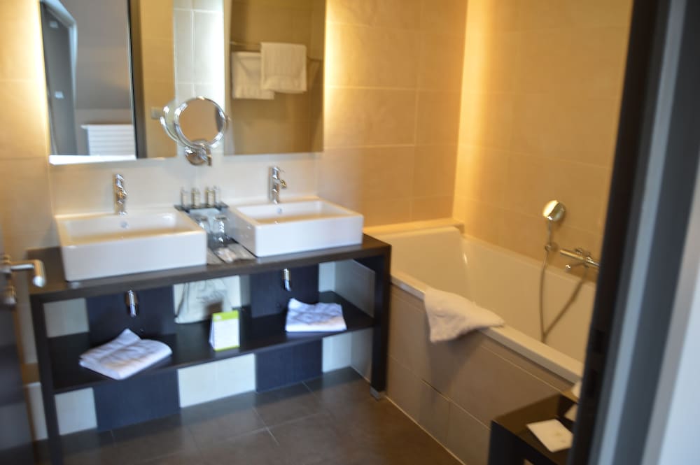 Suite, Lake View - Photo 11