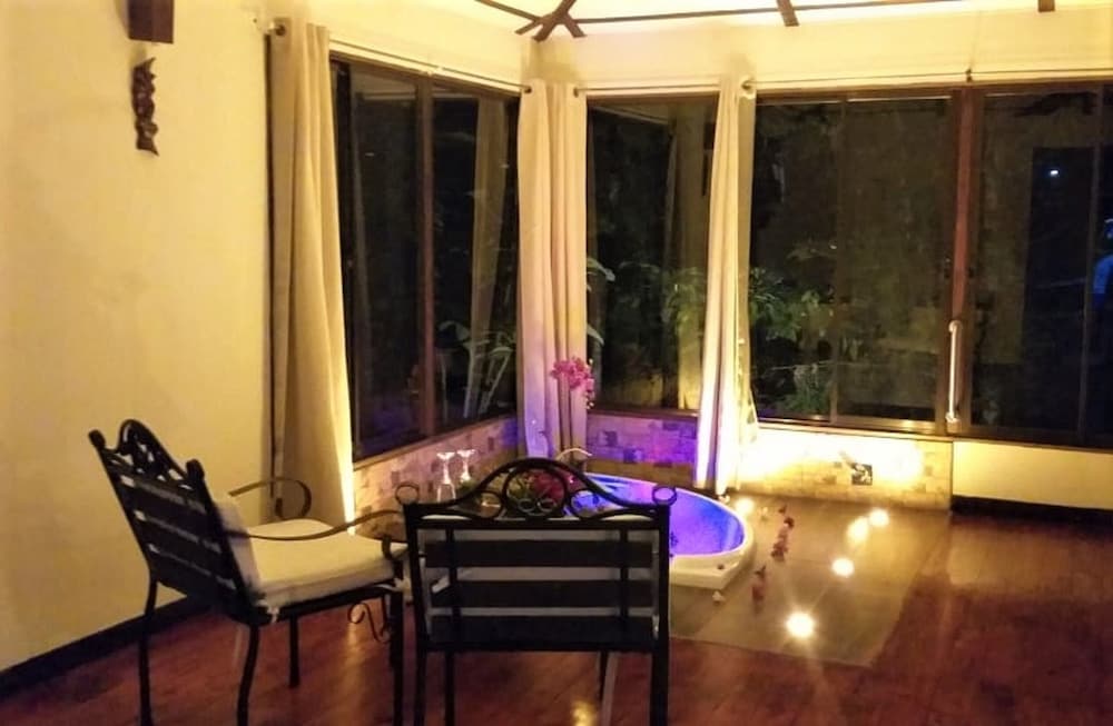 Tropical Suite With Jacuzzi photo 3