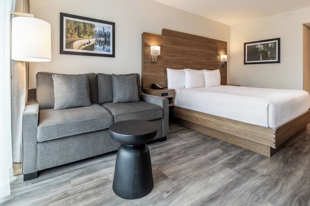 Room, 1 King Bed with Sofa bed, Balcony - Photo 4