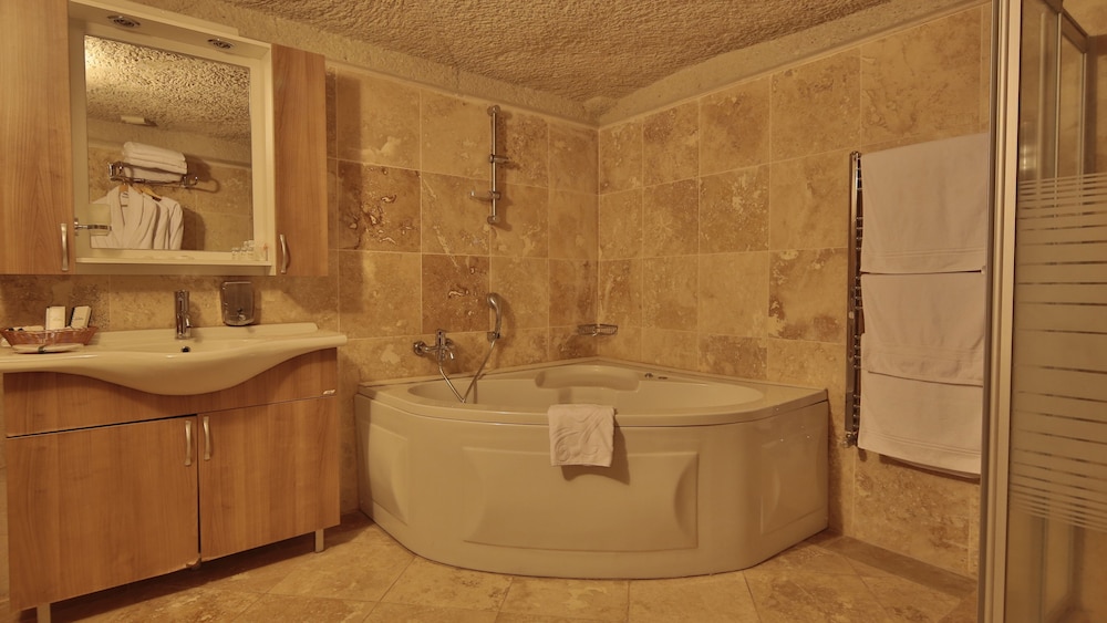 Suite (3 Adults) - Photo 4